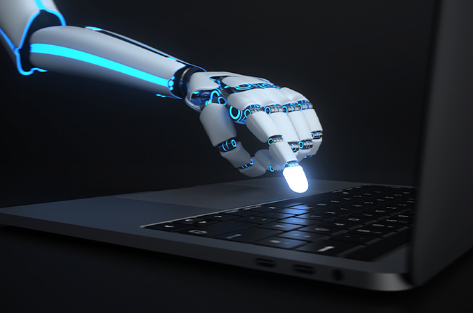 Mano de Robot Sobre Teclado de Laptop