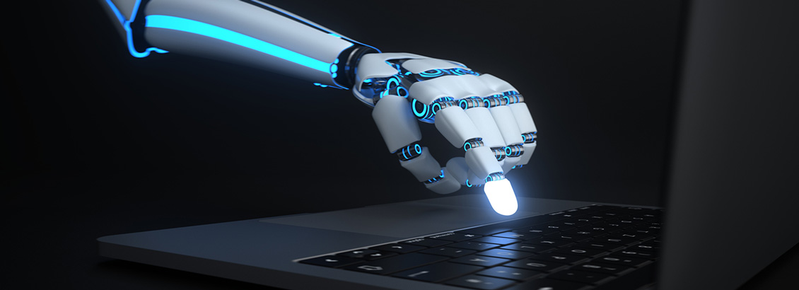 Mano de Robot Sobre Teclado de Laptop