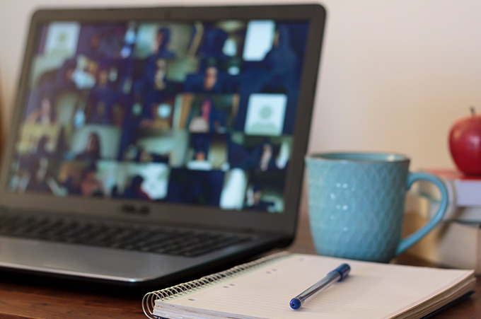 Desenfoque de Laptop que Muestra Videoconferencia