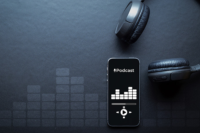 Smartphone Reproduciendo Podcast en Instagram Junto a Set de Audfonos