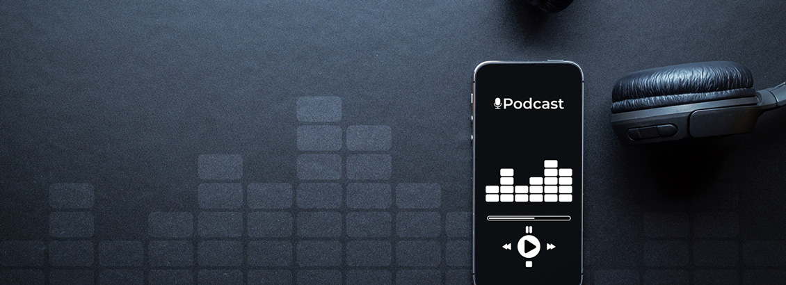 Smartphone Reproduciendo Podcast en Instagram Junto a Set de Audfonos