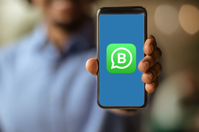 Dueo de Negocio Sosteniendo Smartphone con Logo de WhatsApp Business Dentro