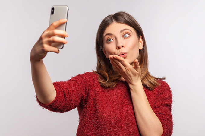 Mujer Hacindose un Selfie con su Smartphone