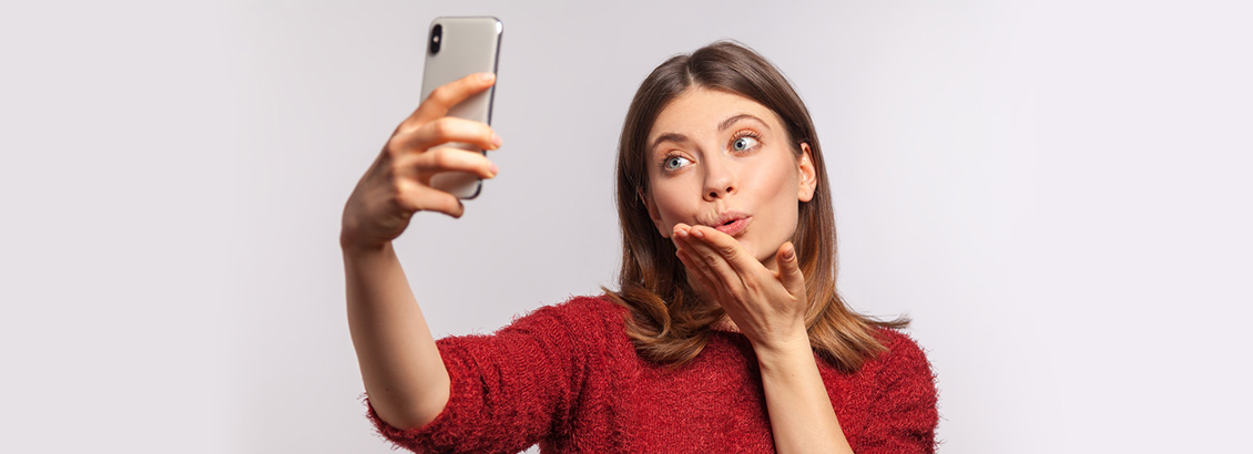 Mujer Haciéndose un Selfie con su Smartphone