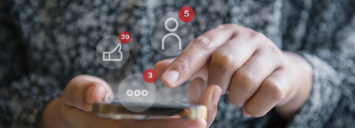 Manos Manipulando Smartphone Mientras Resuelven Problema en Redes Sociales