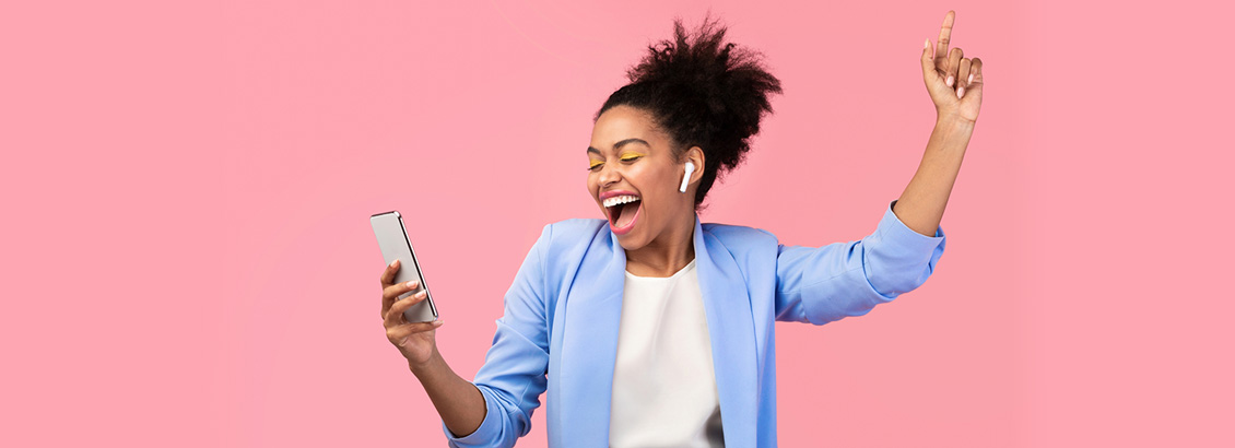 Chica Feliz Mientras Canta Frente a Cmara de Smartphone Para TikTok