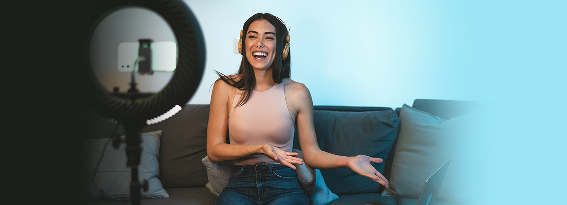 Chica Grabando Video Monetizado Para TikTok Frente a Smartphone