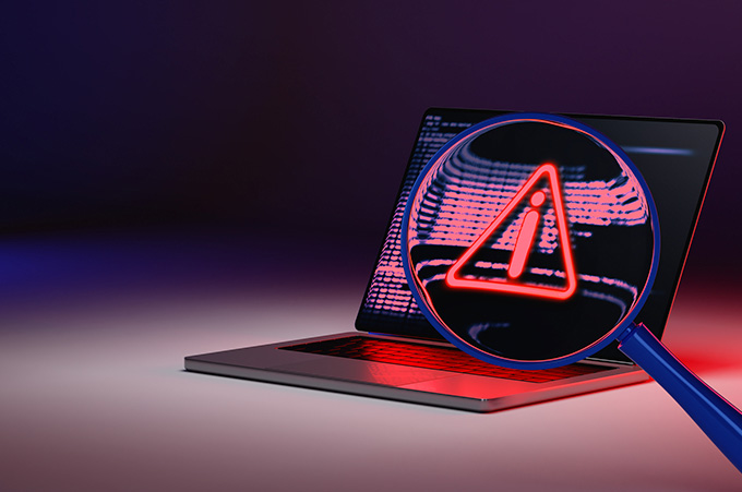 Ilustracin de Computadora Abierta con cono de Peligro en la Pantalla