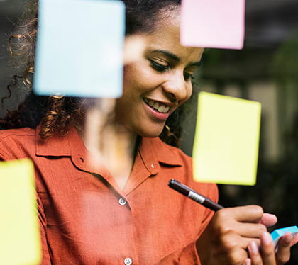 Mujer Planificando sus Ideas Para Reels Creativos
