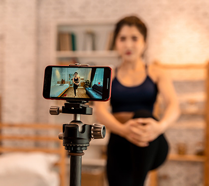 Mujer Grabando Rutina de Ejercicios Para Reels