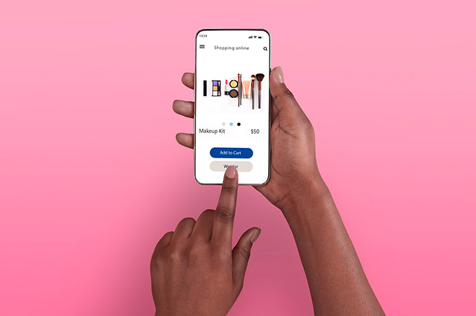 Persona Navegando en Tienda Online Desde Smartphone Mientras Crea Wishlist