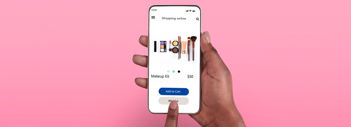 Persona Navegando en Tienda Online Desde Smartphone Mientras Crea Wishlist