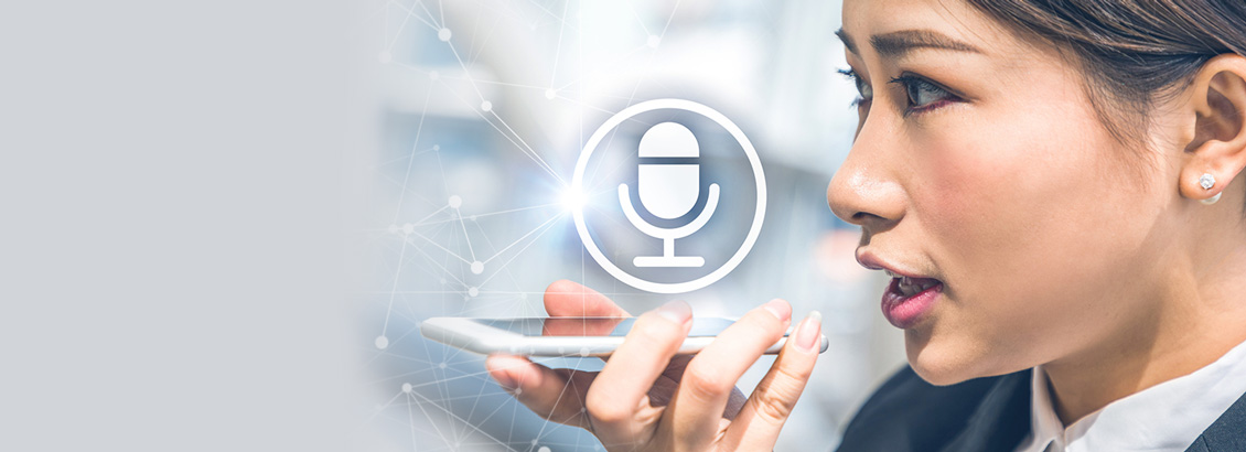 Chica Usando Comando de Voz en su Smartphone