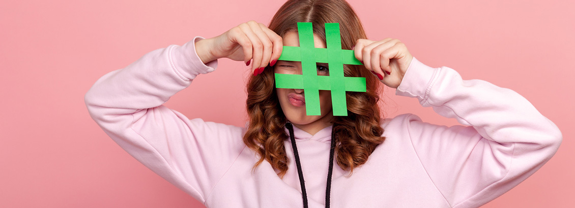 Chica Sosteniendo una Figura de Hashtag de Cartón