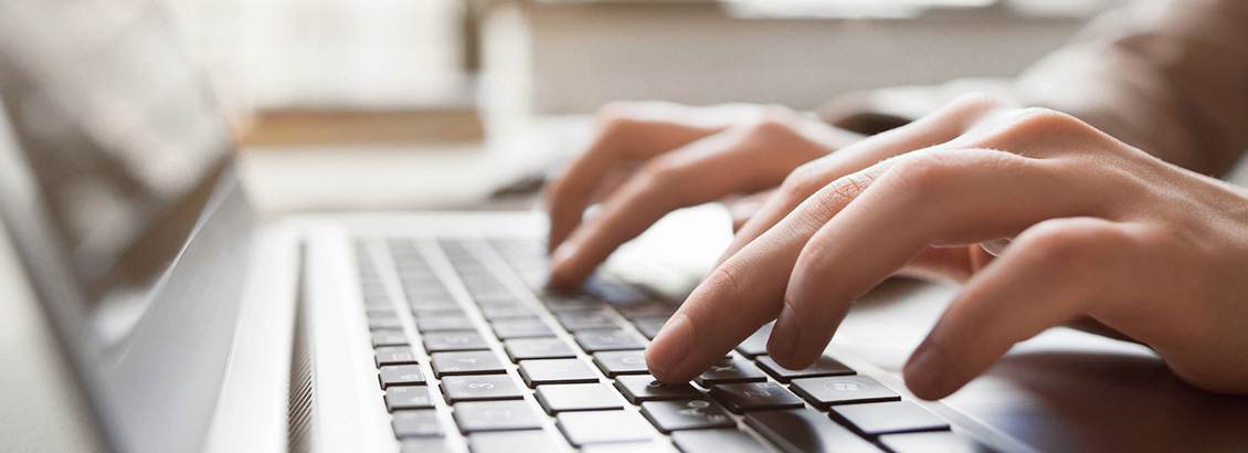 Manos Escribiendo Sobre Teclado de Laptop