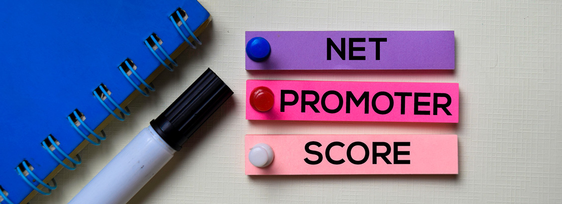 Libreta con Marcador al Lado de Tres Notas que Dicen Net Promoter Score