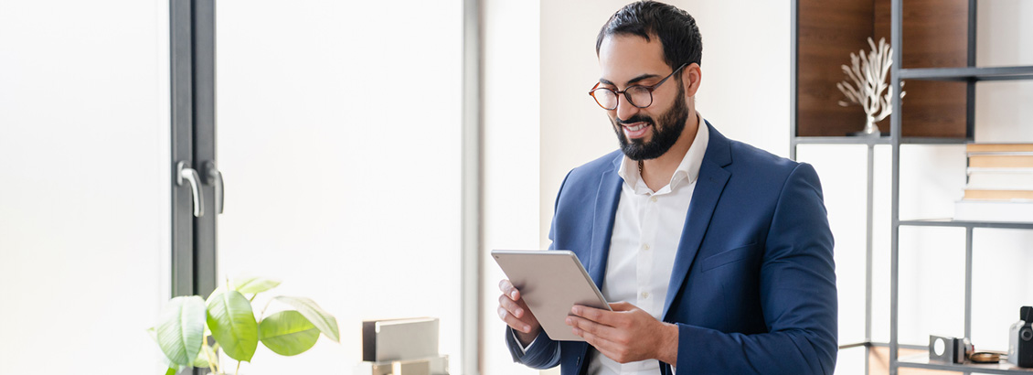 Dueño de Negocio Creando Perfil Comercial de Instagram Desde su Tablet