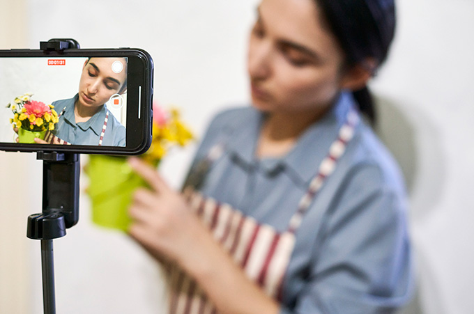Smartphone Grabando a Duea de Negocio Trabajando en Arreglo Floral