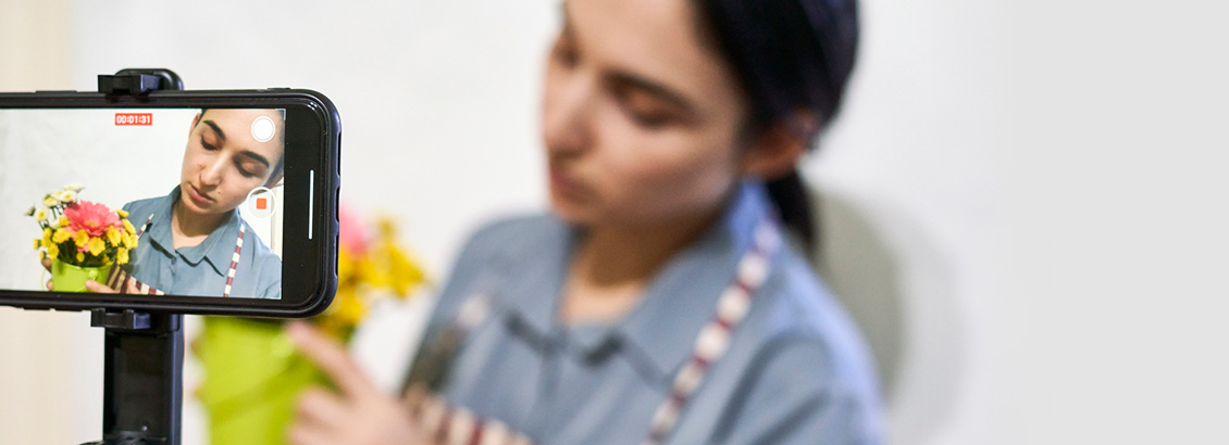 Smartphone Grabando a Dueña de Negocio Trabajando en Arreglo Floral