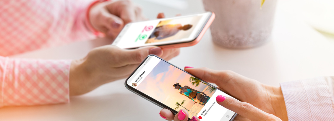 Dos Pares de Manos Sosteniendo Celulares con Perfiles Comerciales de Instagram Abiertos en Cada Pantalla