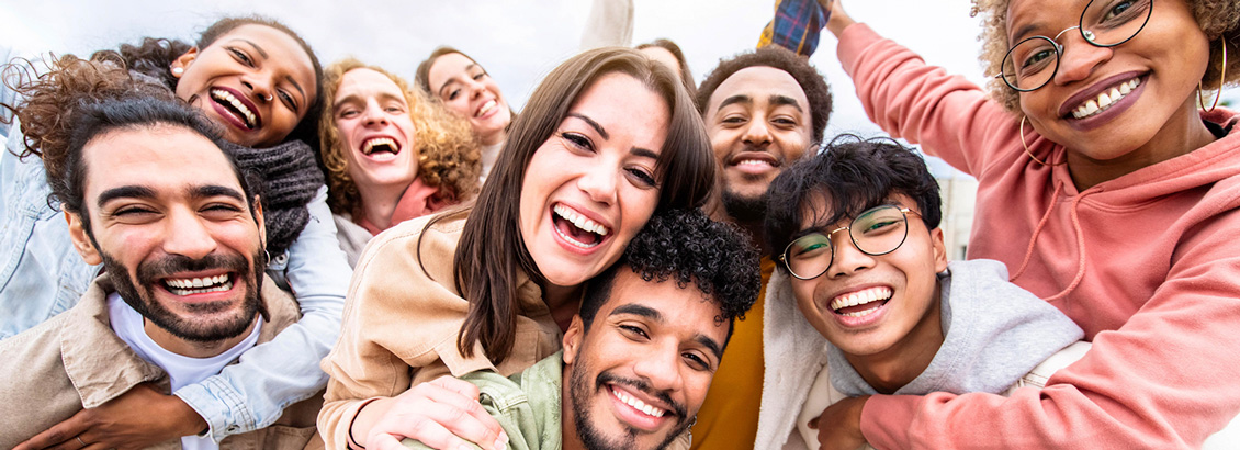 Selfie de Familiares Sonriendo Hacia la Cámara