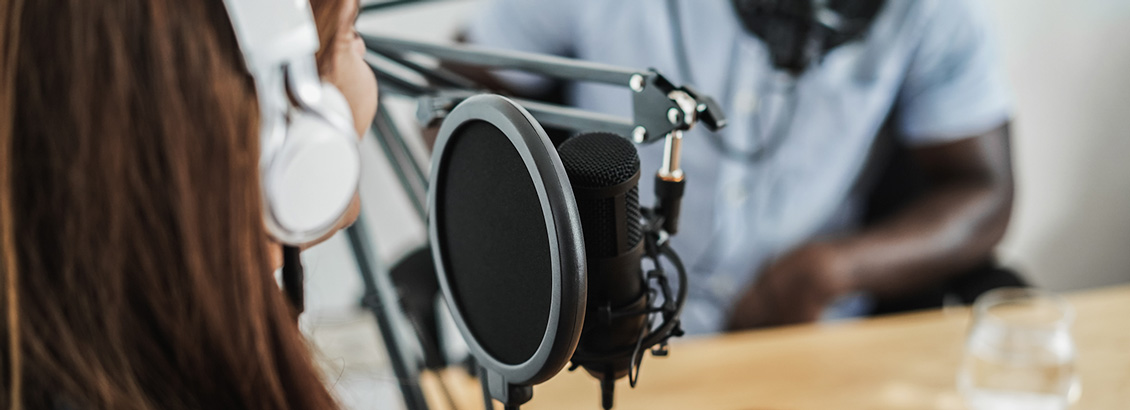 Plano Cercano de Hombre y Mujer Grabando Podcast