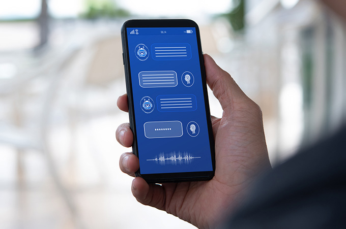 Mano Sostiendo Smartphone que Muestra Chat con un Robot