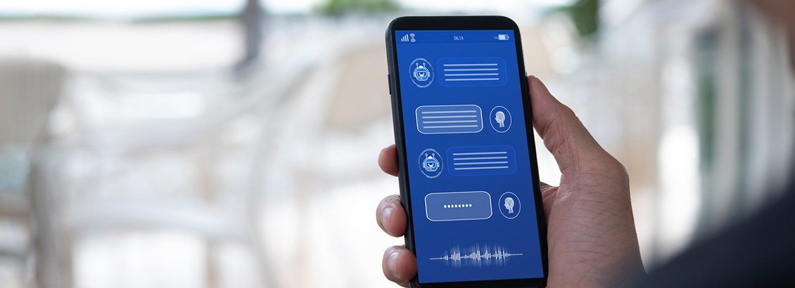 Mano Sostiendo Smartphone que Muestra Chat con un Robot