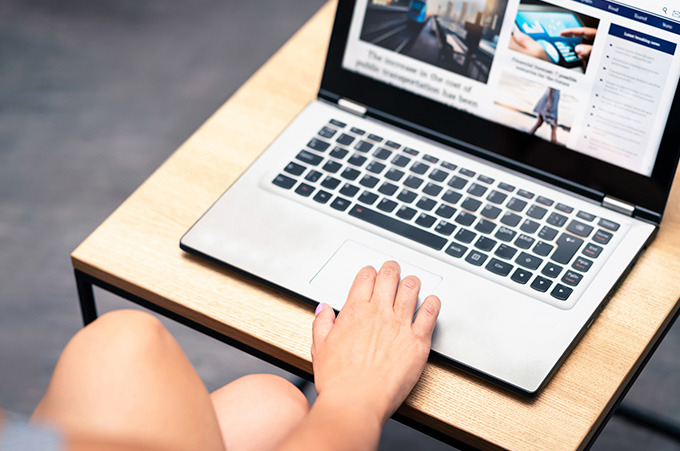 Plano de Laptop en Escritorio con Pestaa de Blog Abierta