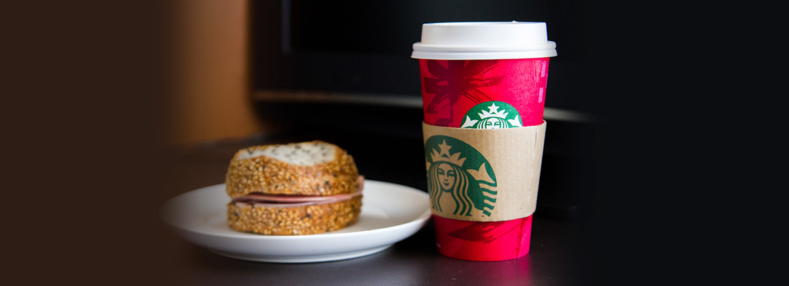 Fotografa de Vaso de Caf de Starbucks Junto a Sndwich
