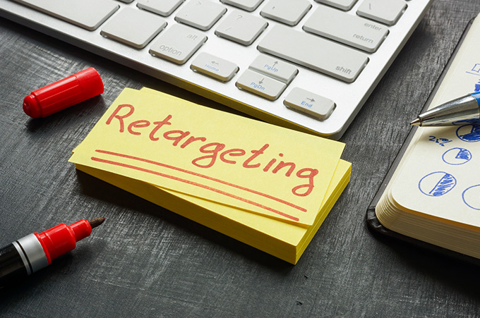 Bloque de Notas Adhesivas con la Palabra Retargeting Escrita en Marcador Rojo