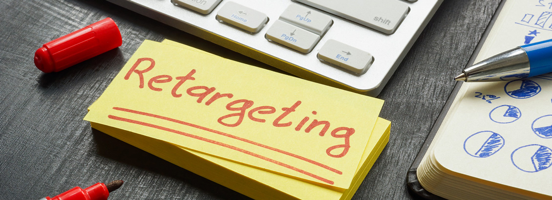 Bloque de Notas Adhesivas con la Palabra Retargeting Escrita en Marcador Rojo