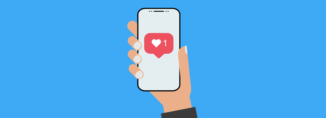 Mano Sosteniendo Smartphone y Mostrando cono de Like de Instagram