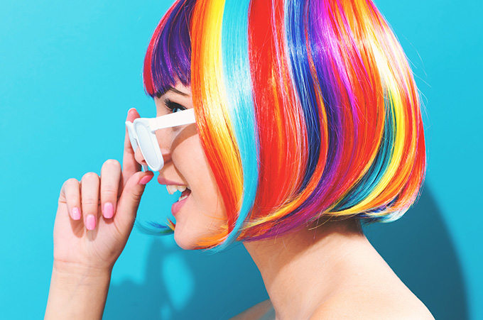 Mujer de Perfil con Peluca Multicolor y Lentes de Sol Representando la Esttica en Instagram
