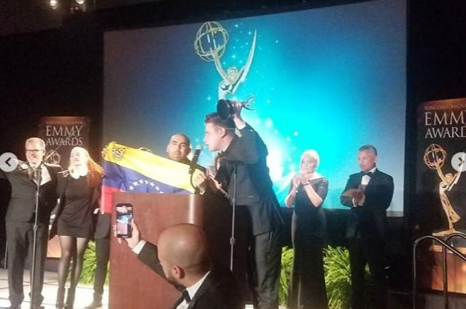 Fotografa del Equipo Venezolano Recibiendo el Emmy