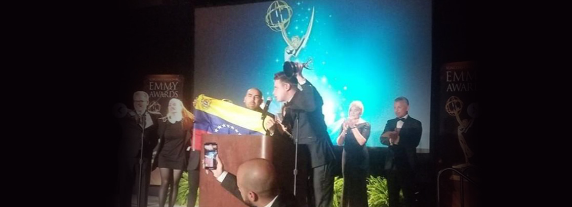 Fotografía del Equipo Venezolano Recibiendo el Emmy