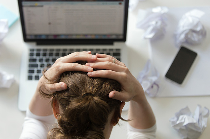 Chica con la Cabeza en las Manos, Preocupada por Crisis Online