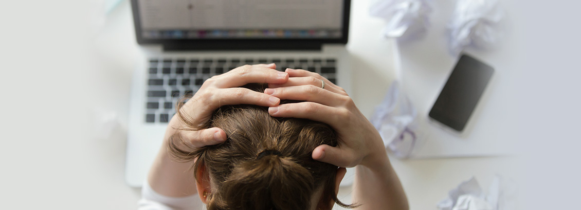 Chica con la Cabeza en las Manos, Preocupada por Crisis Online