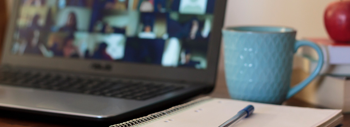 Toma Desenfocada de Laptop con Webinar Desarrollándose
