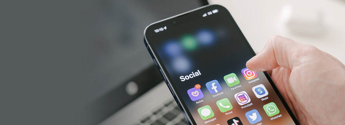 Mano Sosteniendo Smartphone que Muestra Apps de Instagram y WhatsApp en Pantalla