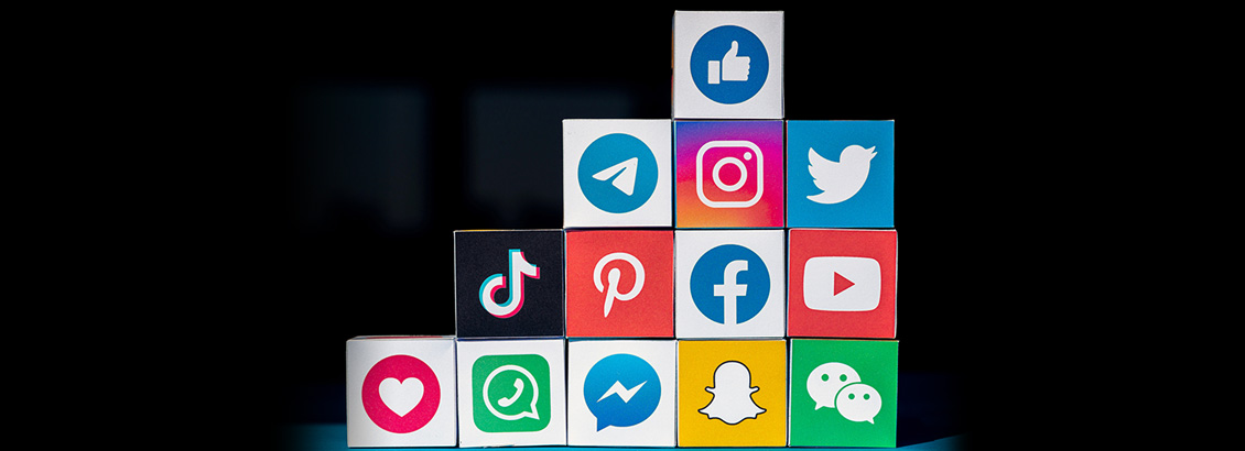 Bloques Apilados con Íconos de Varias Redes Sociales en Ellos