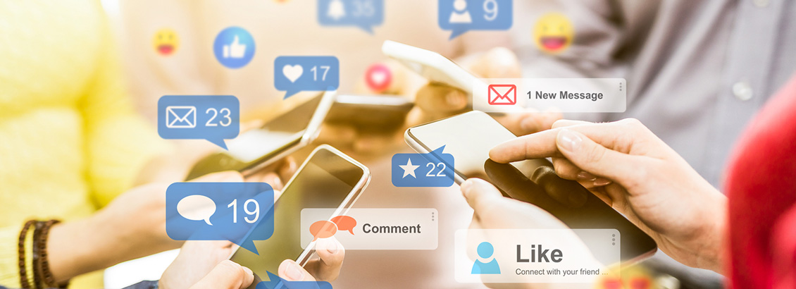 Grupo de Personas Explorando Redes Sociales en sus Teléfonos