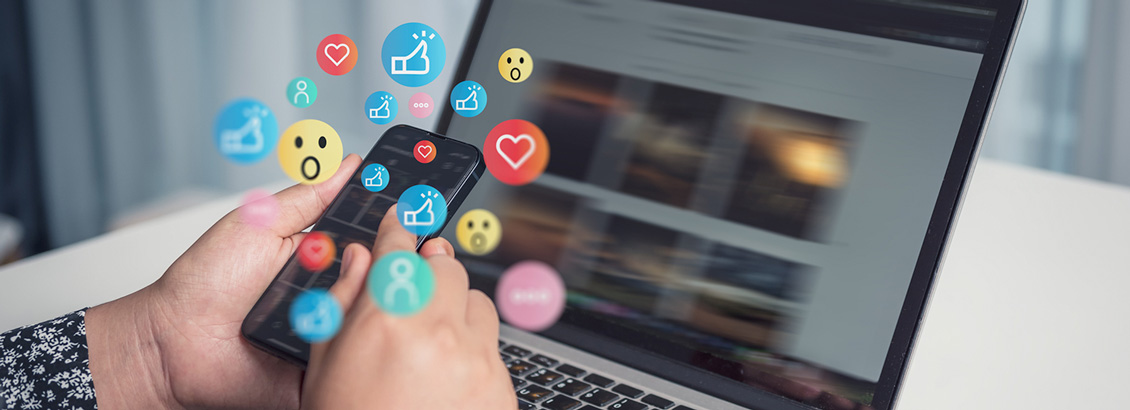 Mano Sosteniendo Telfono con Distintos Emojis Sobresaliendo de l