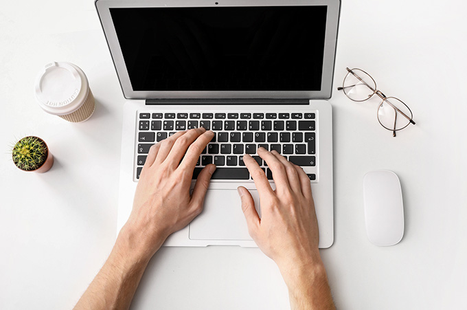Manos Escribiendo Sobre Teclado de Laptop