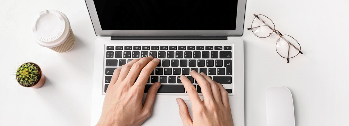 Manos Escribiendo Sobre Teclado de Laptop