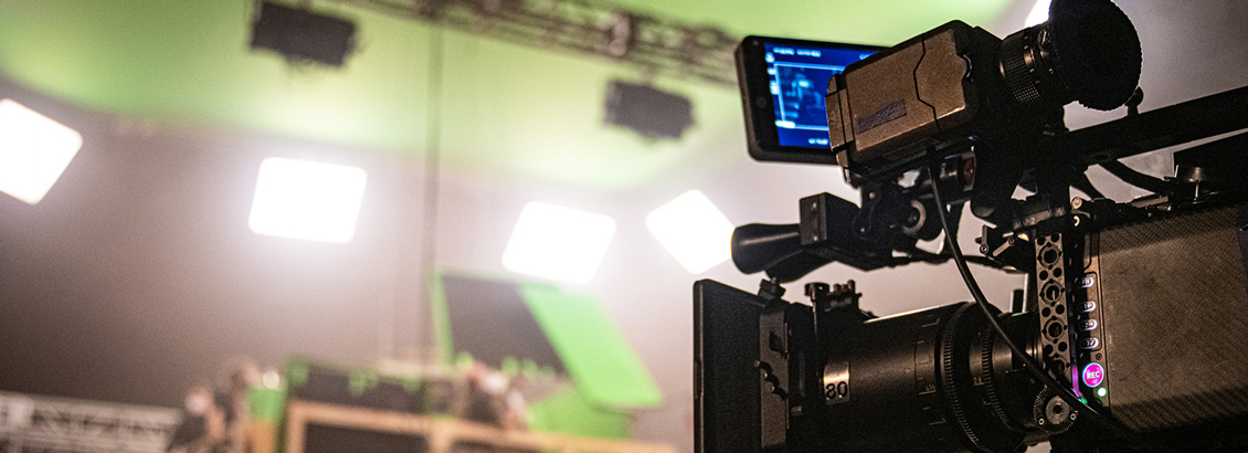 Cámara Dentro de Estudio de Grabación Creando Contenido de Calidad para la Audiencia