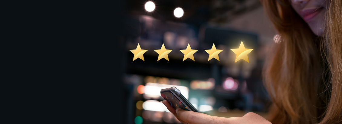 Mujer Usando Celular para Dar Puntuación de Cinco Estrellas a Contenido Online