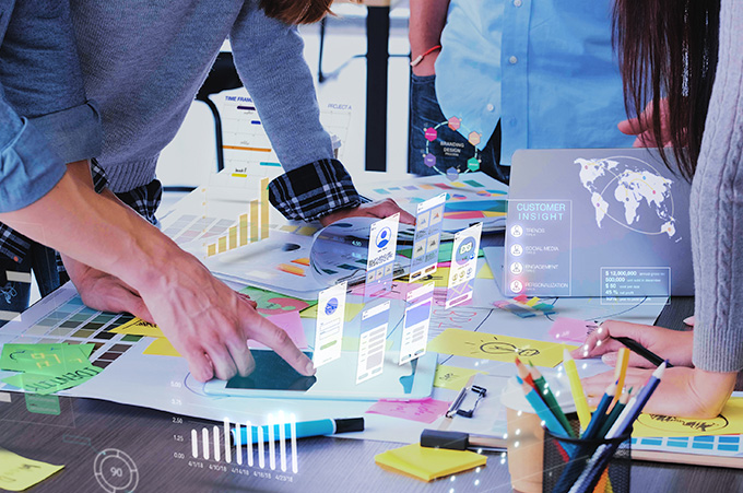 Equipo de Trabajo Discutiendo Sobre Creacin de Marca Digital