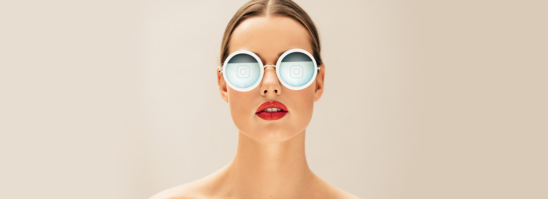 Primer Plano de Mujer con Lentes de Sol que Reflejan el Logo de Instagram