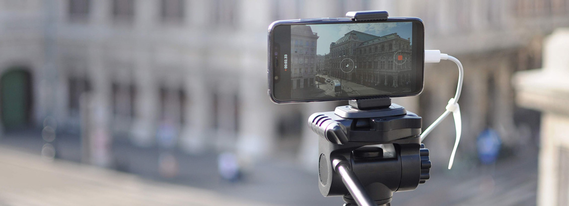 Smartphone sobre Equipo de Grabacin Capturando Arquitectura Urbana para una Historia de Instagram